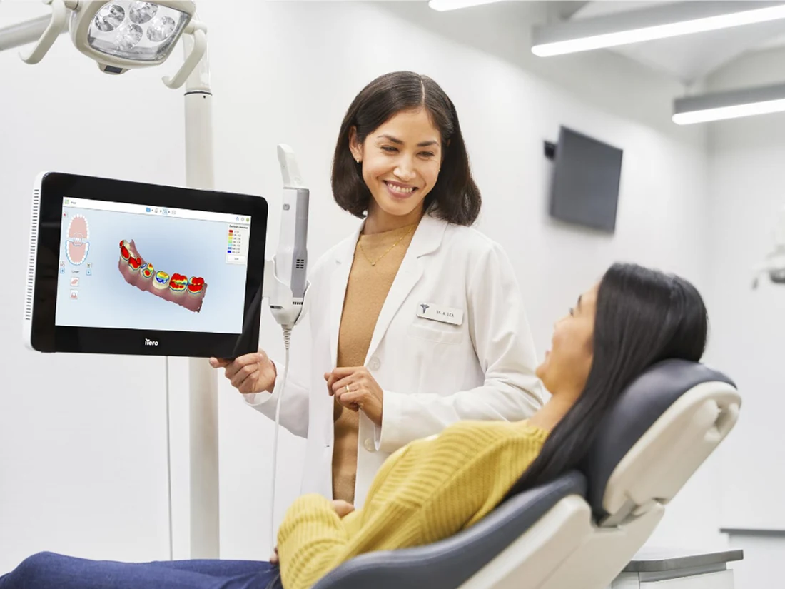 Dentista mostra o escaneamento na tela do iTero para a paciente